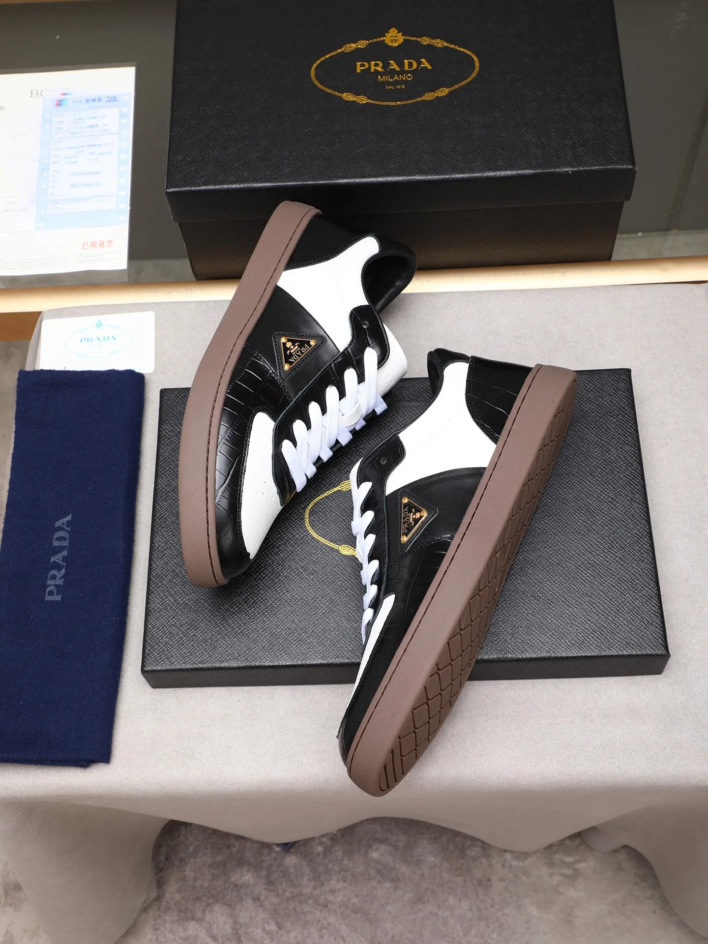 Men's shoes💰420💰 Brand: PRADA (Prada) Standard code: Men's code 38–44 (45 can be customized) Material: Original cowhide, breathable sheep lining Special outsole Style category: Men's fashionable casual sneakers Low-key luxury! Color: actual picture color